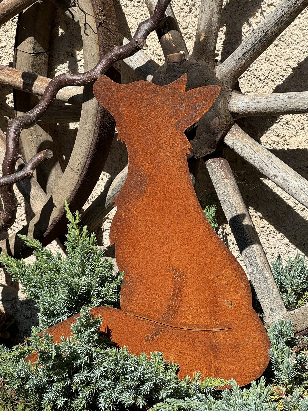 Edelrost Fuchs Foxy sitzend auf Stab - Höhe 34 cm + Stab