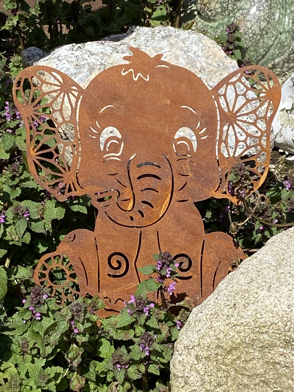 Edelrost Elefant Benjamin auf Bodenplatte - Höhe 26 cm