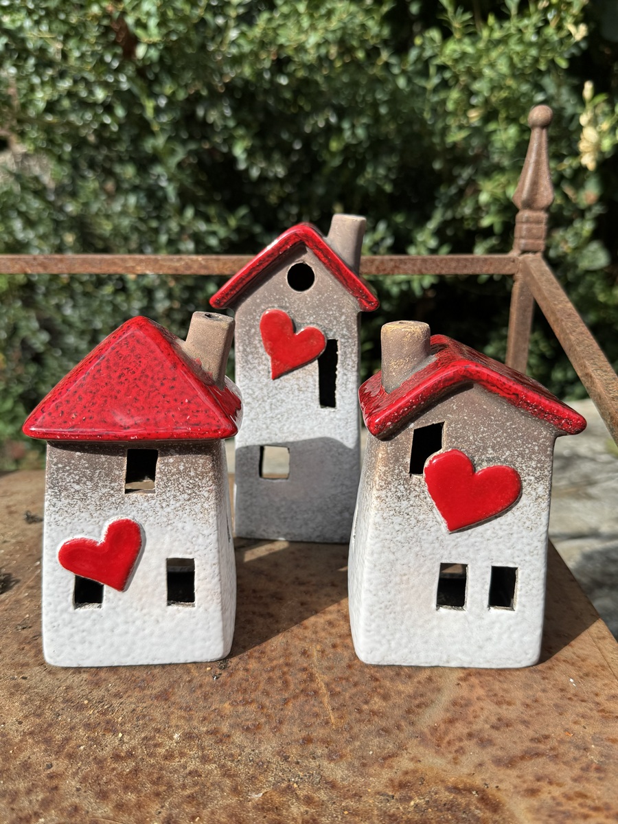 1 Keramik Häuschen mit rotem Herz ( Herz unten ) - Höhe 13 cm