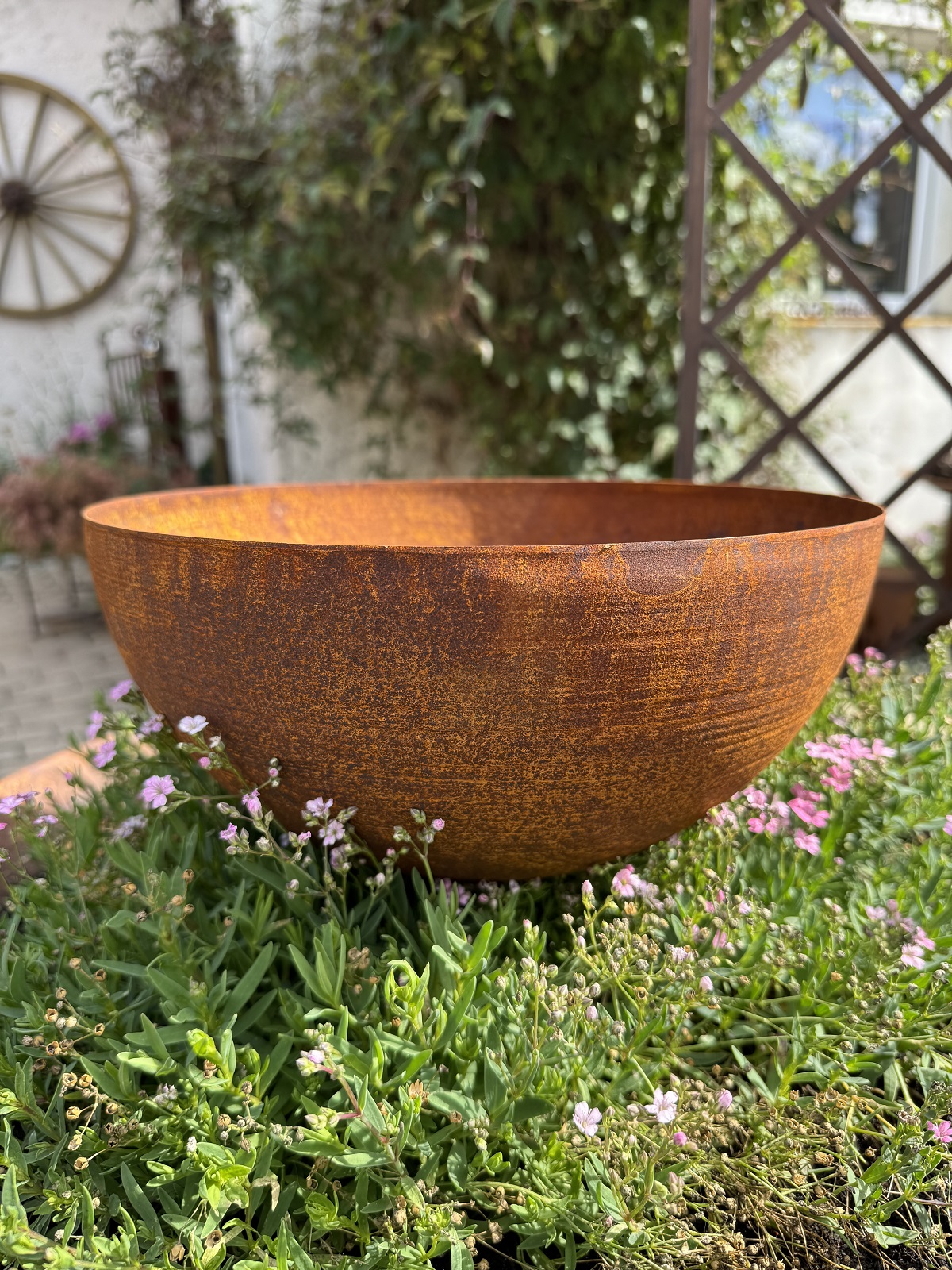 Edelrost Halbkugel Schale mit kurzem Rohr - Durchmesser 30 cm