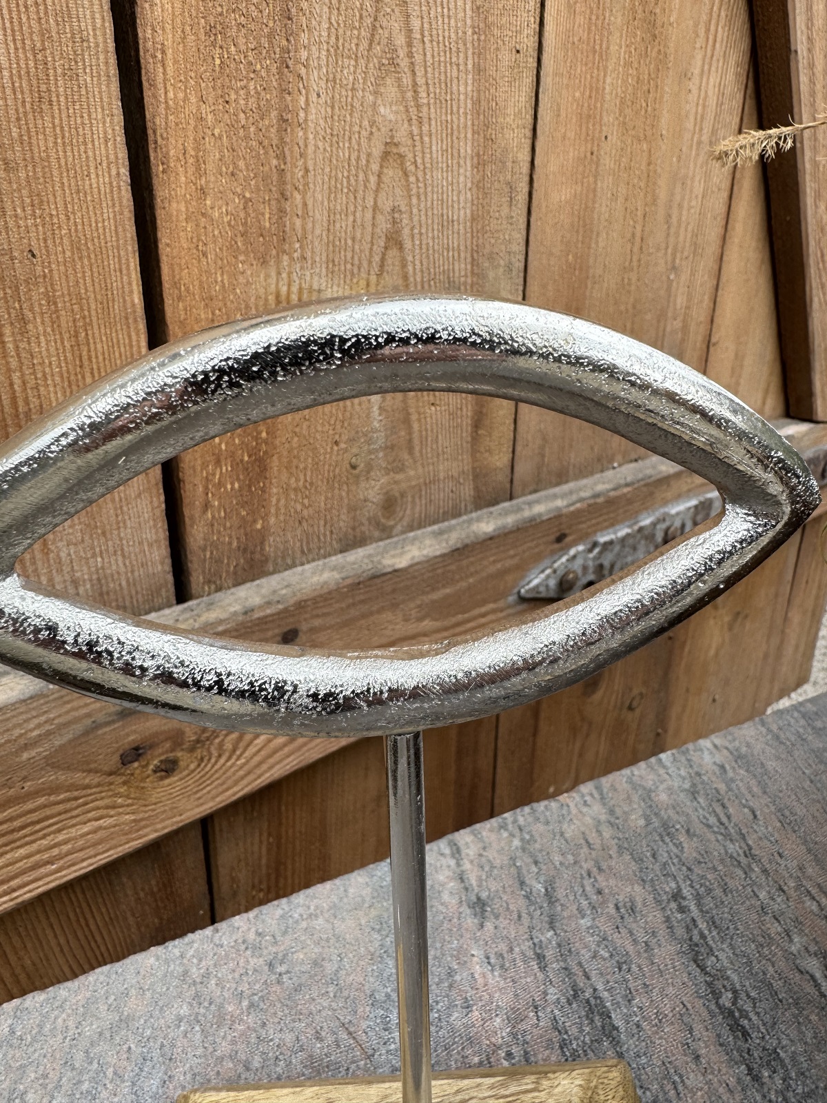 Aluminium Fisch silber groß auf Mango Holzsockel - Höhe 24 cm