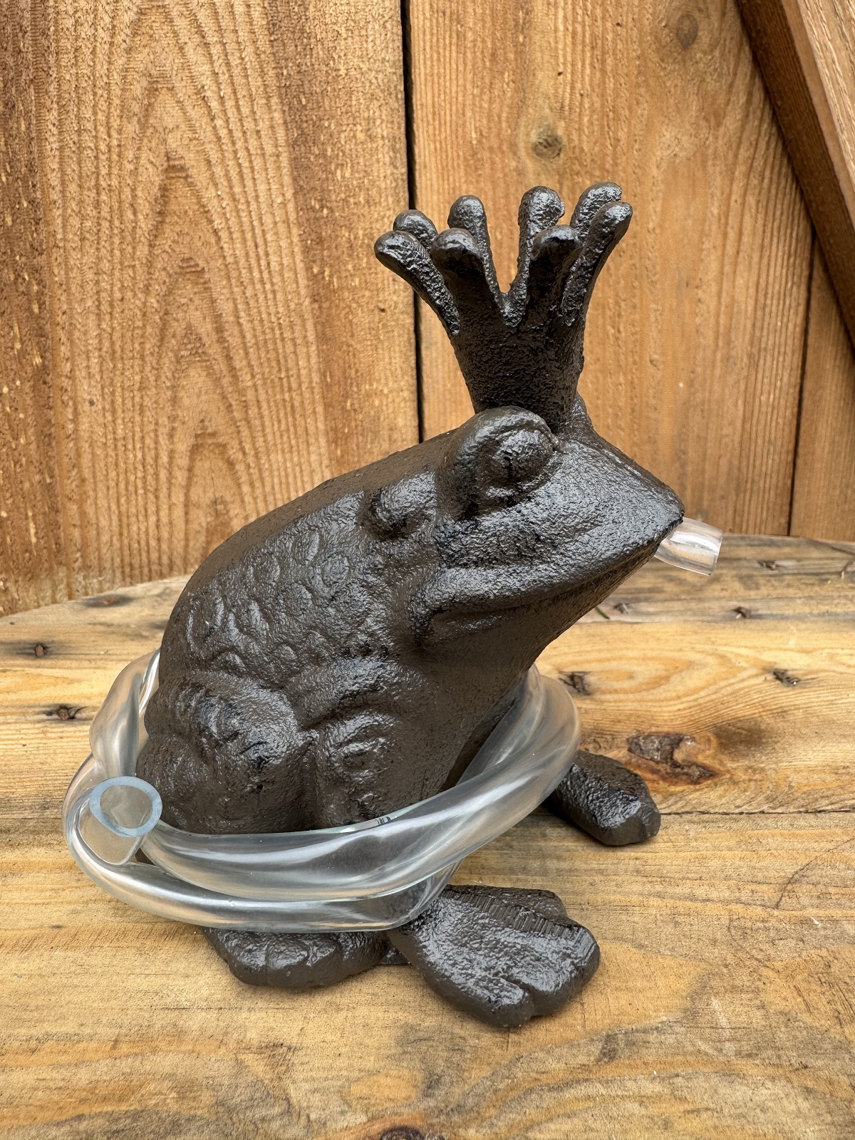 Wasserspeier Froschkönig Balthasar (Krone goldfarben) inkl. Pumpe - Höhe 13 cm   (ab 2027 wieder erhältlich)