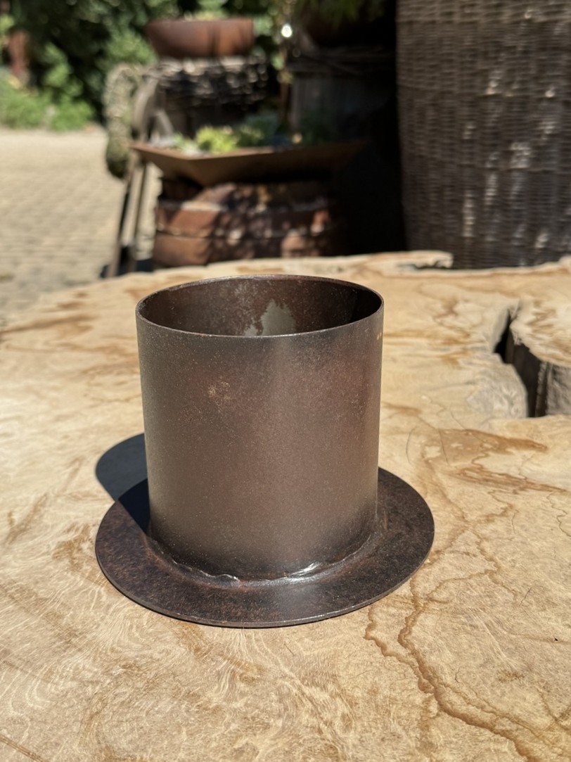 Eisen Topf runde Form auf Bodenplatte dunkelbraun - Durchmesser 15 cm