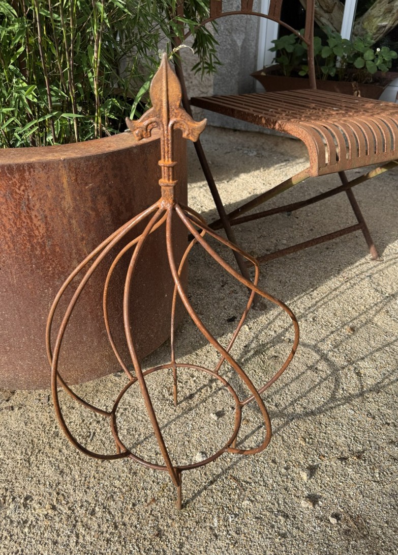 Edelrost Rankhilfe Eisenstäbe gedrehte runde Form mit Lilienspitze - Höhe 61 cm