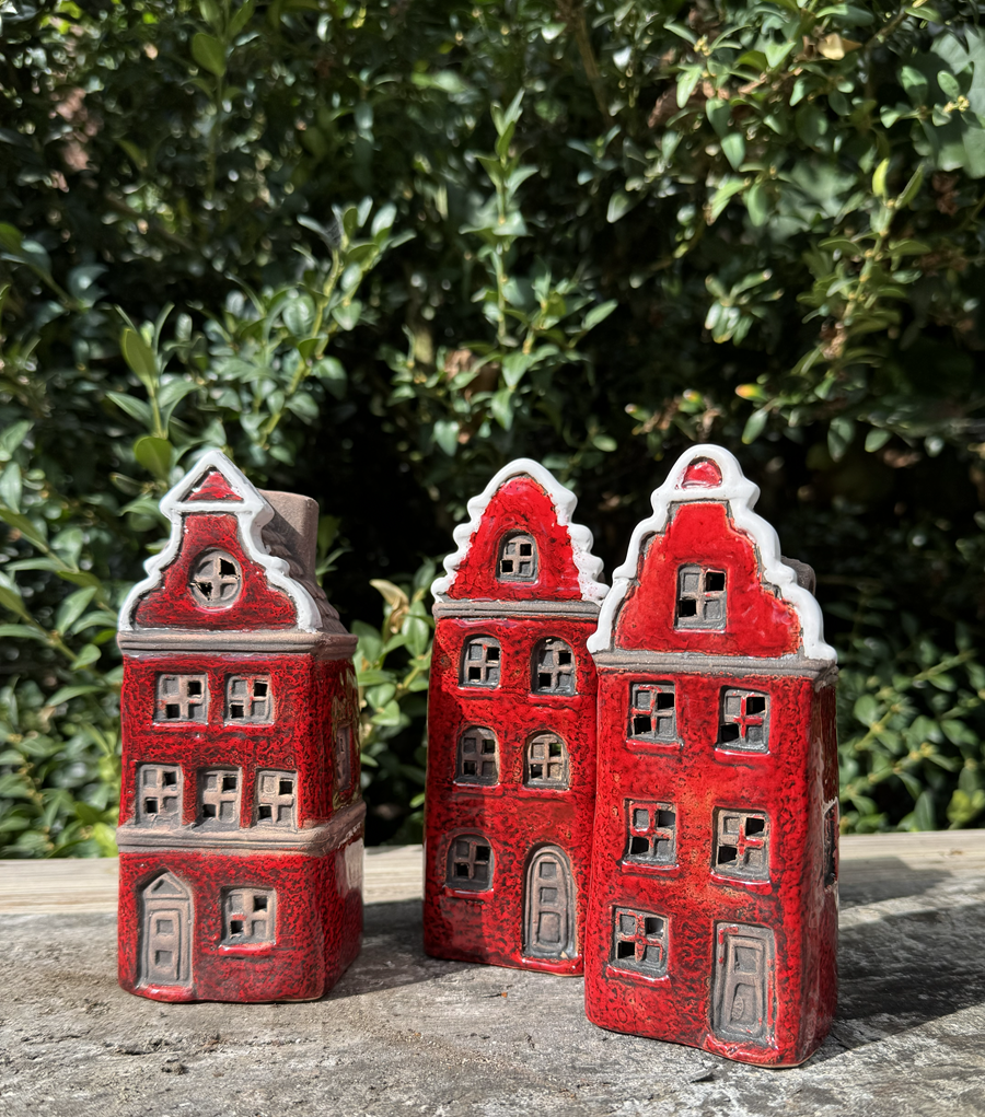 Keramik Stadthäuschen zum Beleuchten (Modell 3) Rot - Höhe ca. 16 cm