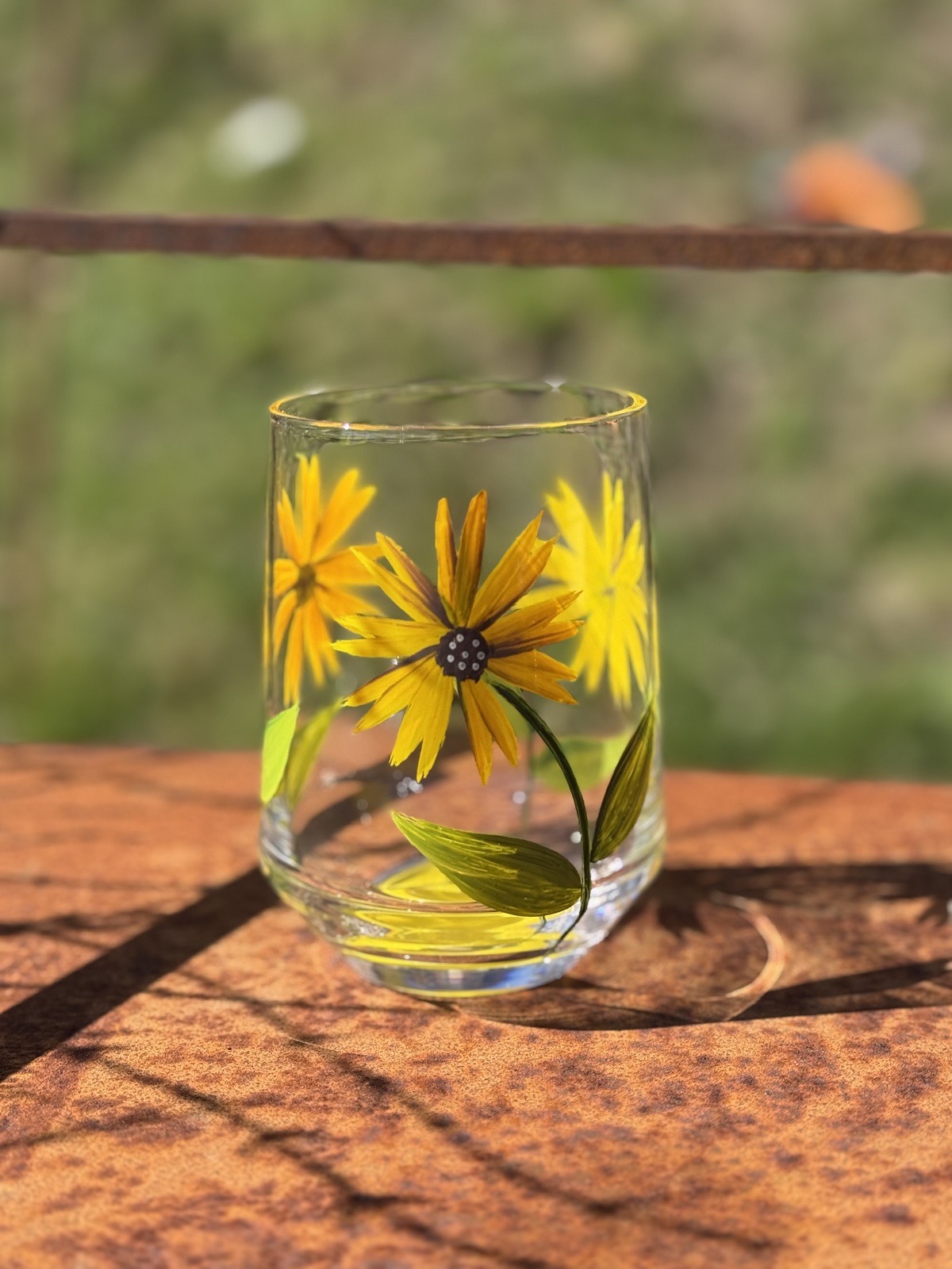 Trinkglas handbemalt mit gelben Blumen - Höhe 11 cm