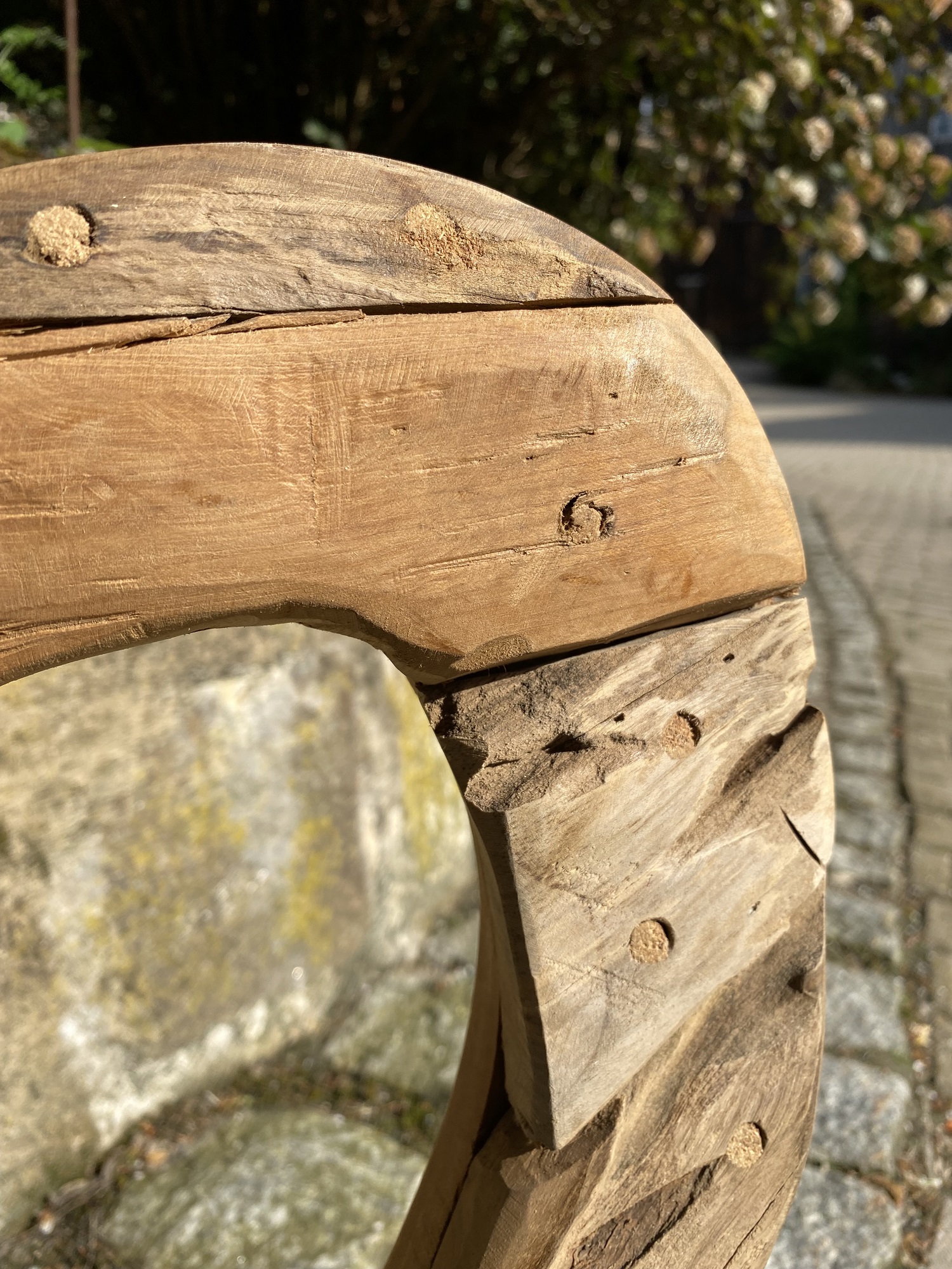 Teak Holz Herz offene Form klein auf Standplatte - Höhe 40 cm