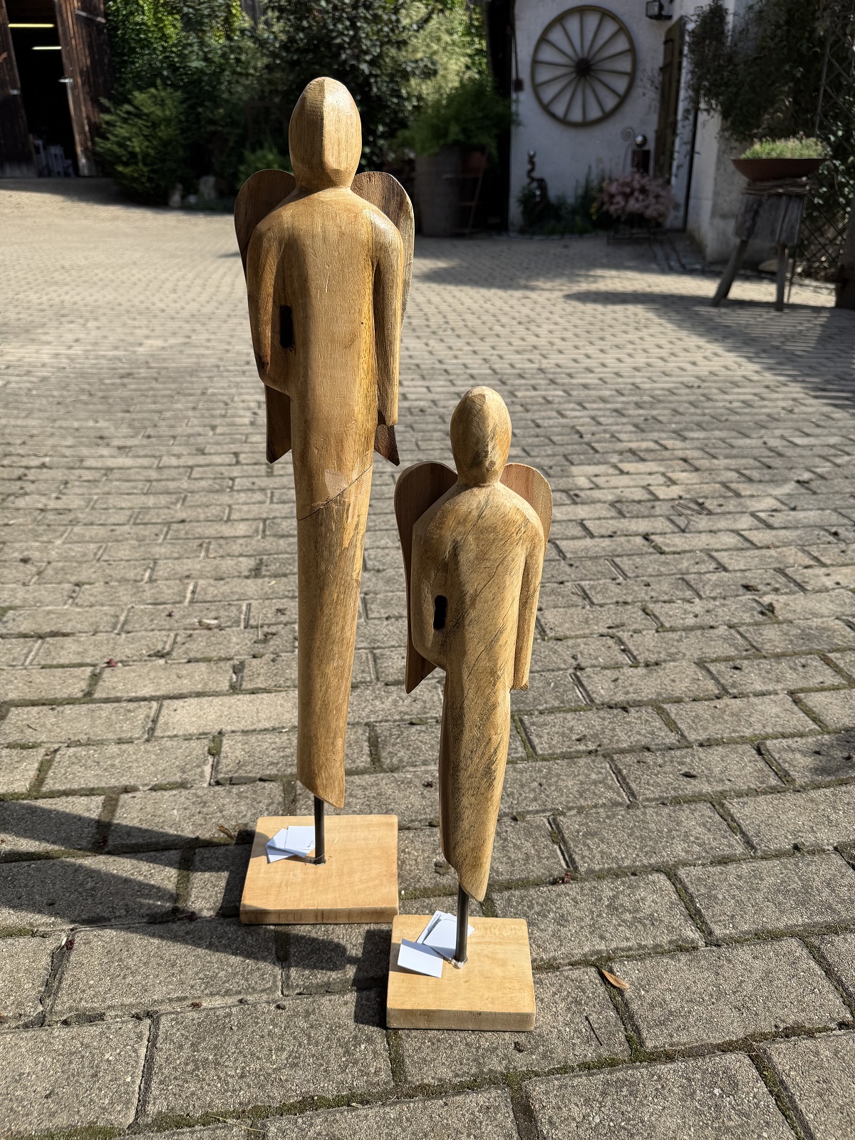 Holz Engel klein naturfarben auf Sockel - Höhe ca. 59 cm