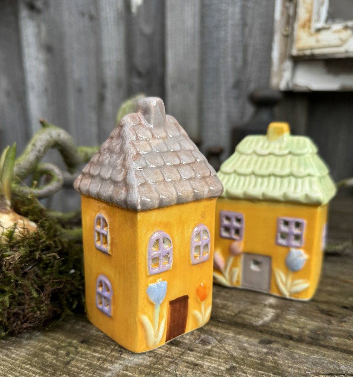 Keramik Mini Häuschen gelborange mit hellbraunem Dach - Höhe 12 cm