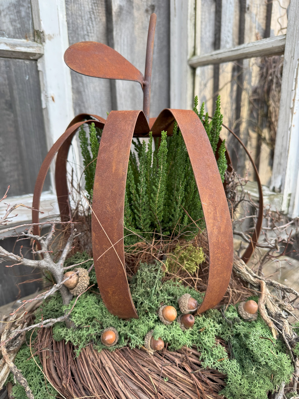 Edelrost Metallstreifen Kürbis 3D auf kleinem Standsockel - Durchmesser 30 cm