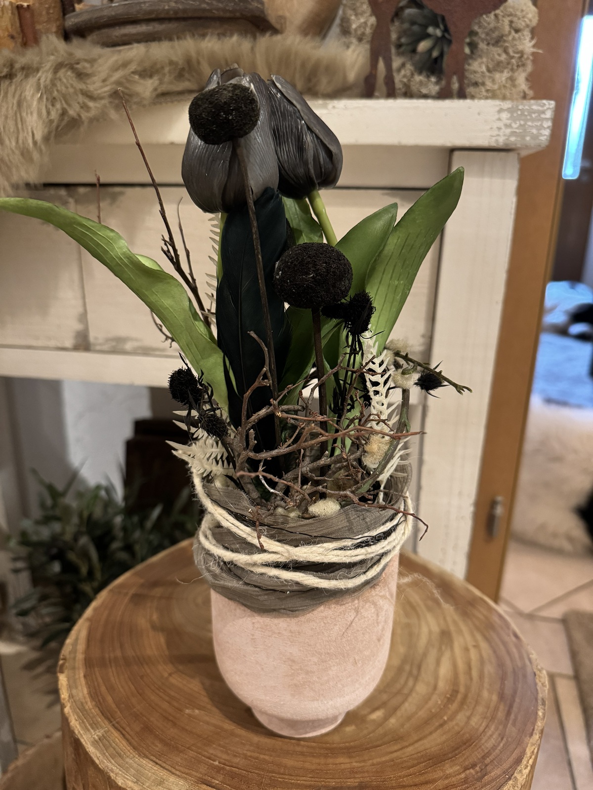 Gesteck (5) im Blumentopf mit Kunstblumen und Naturmaterialien Schwarz / Natur