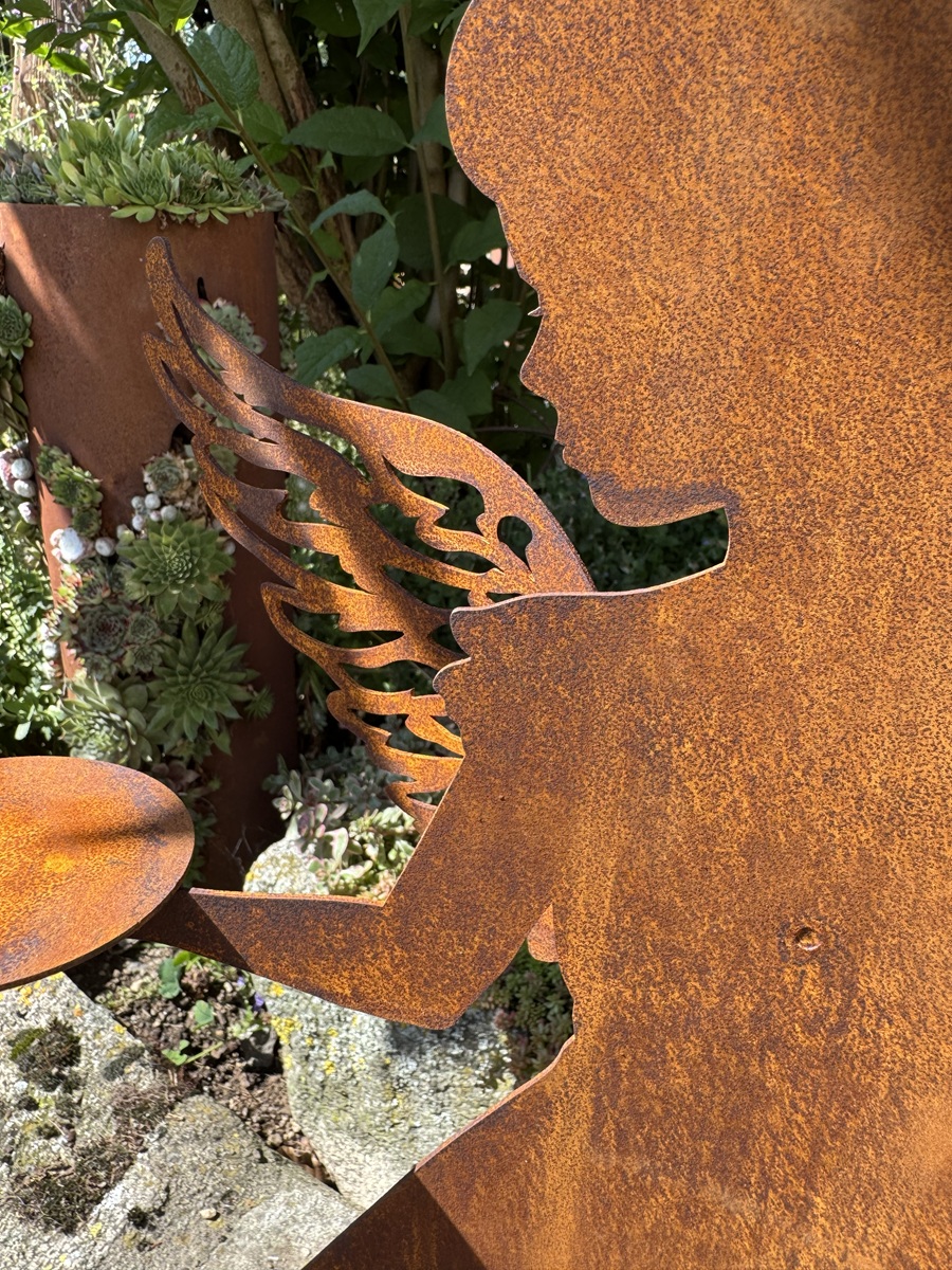 Edelrost Engel Lea mit filigranen seitlichen Flügeln und Tablett stehend - Höhe 56 cm