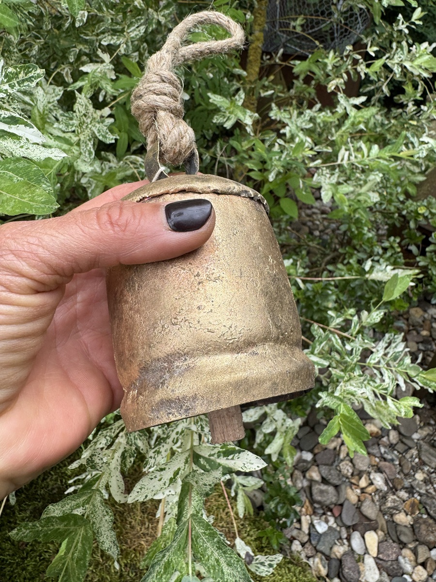 Vintage Eisen Glocke goldfarben an Jutekordel - Höhe ca. 10 cm