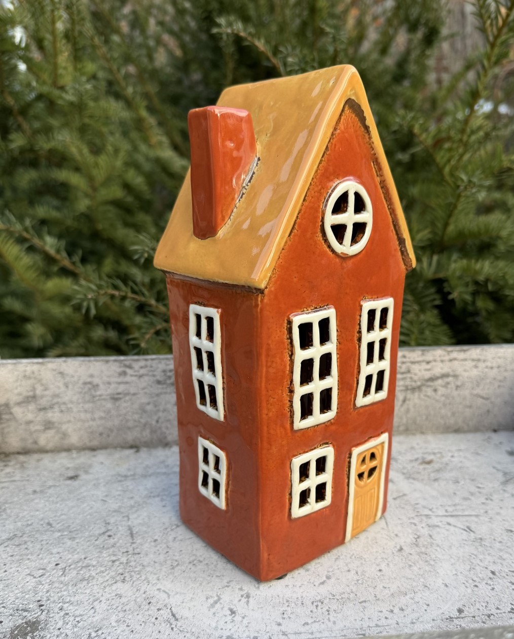 Keramik Windlicht Häuschen Irmi orange mit gelbem Dach - Höhe 18,5 cm