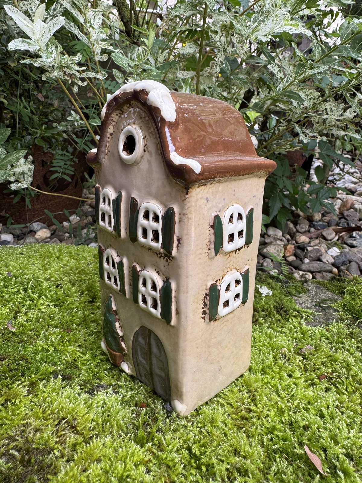 Keramik Windlicht Winterhäuschen braun mit grünen Fensterläden - Höhe 19 cm