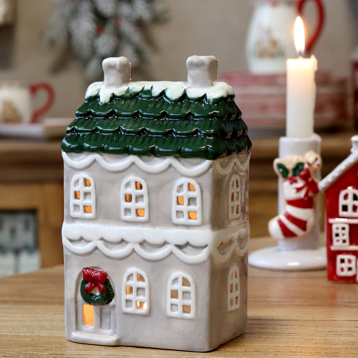 Keramik Winterhäuschen grünes Dach mit Türkranz - Höhe 17 cm