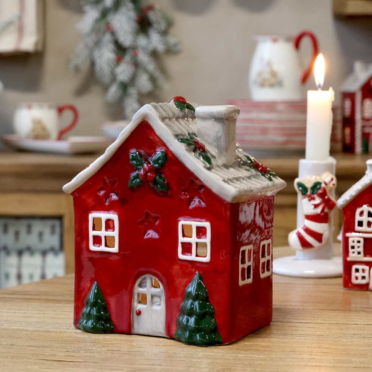 Keramik Häuschen Greta Rot mit Tannenbäumchen - Höhe 16,5 cm