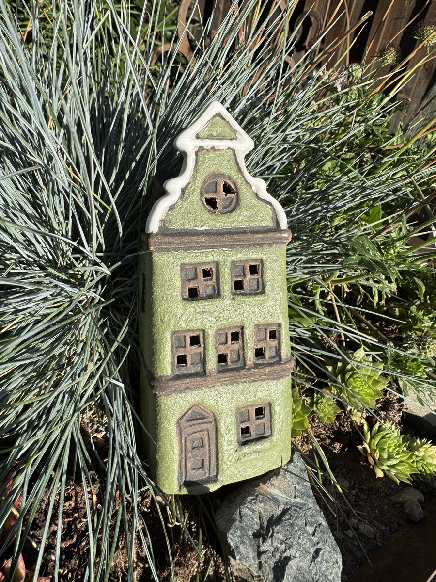 Keramik Stadthäuschen Grün ( Modell 3 ) zum Beleuchten - Höhe ca. 16 cm