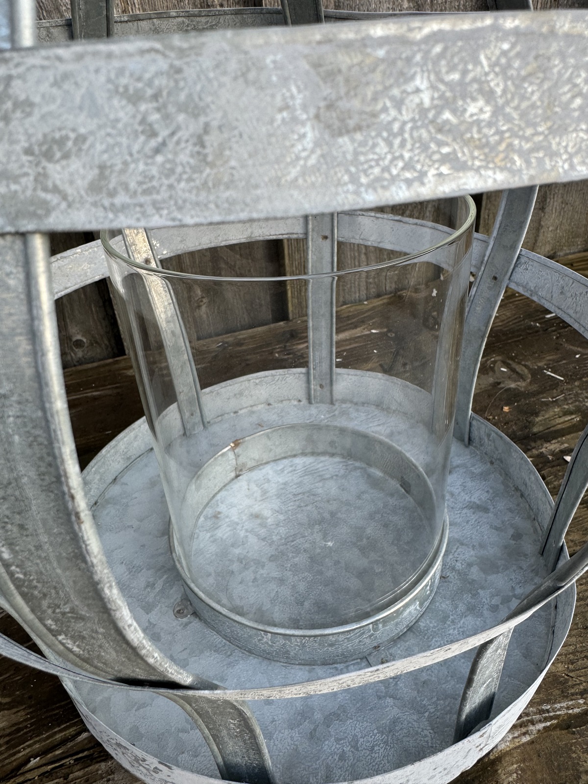 Eisenblech Windlicht Rusco hellgrau mit Metallstreifen  - Höhe 42 cm