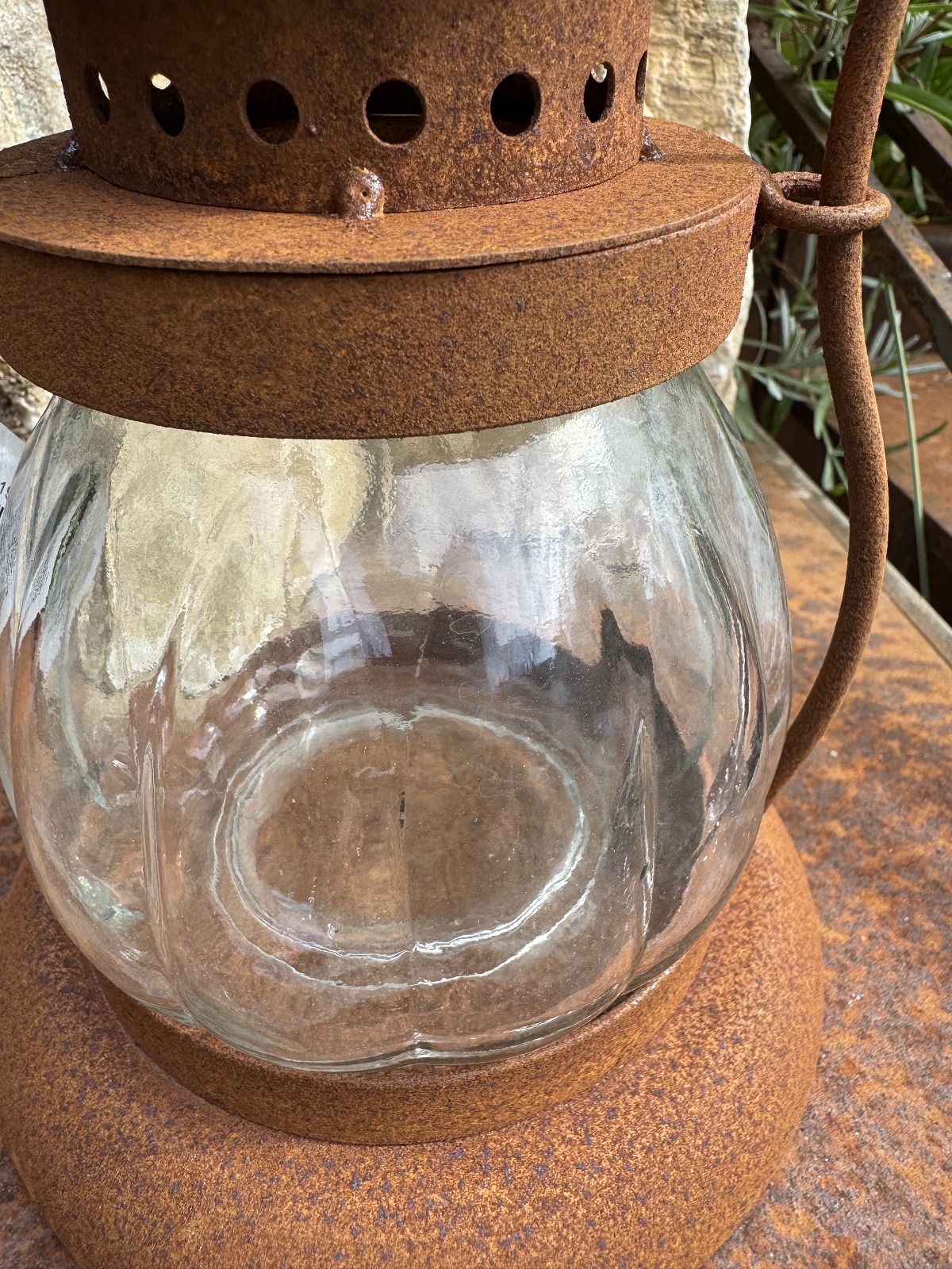 Edelrost Laterne bauchig mit welligem Glaseinsatz - Höhe mit Henkel 34 cm