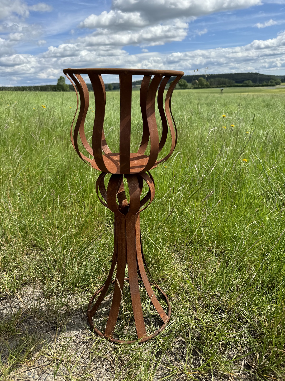 Edelrost Ständer klein Metallstreifen mit Korb - Höhe 60 cm