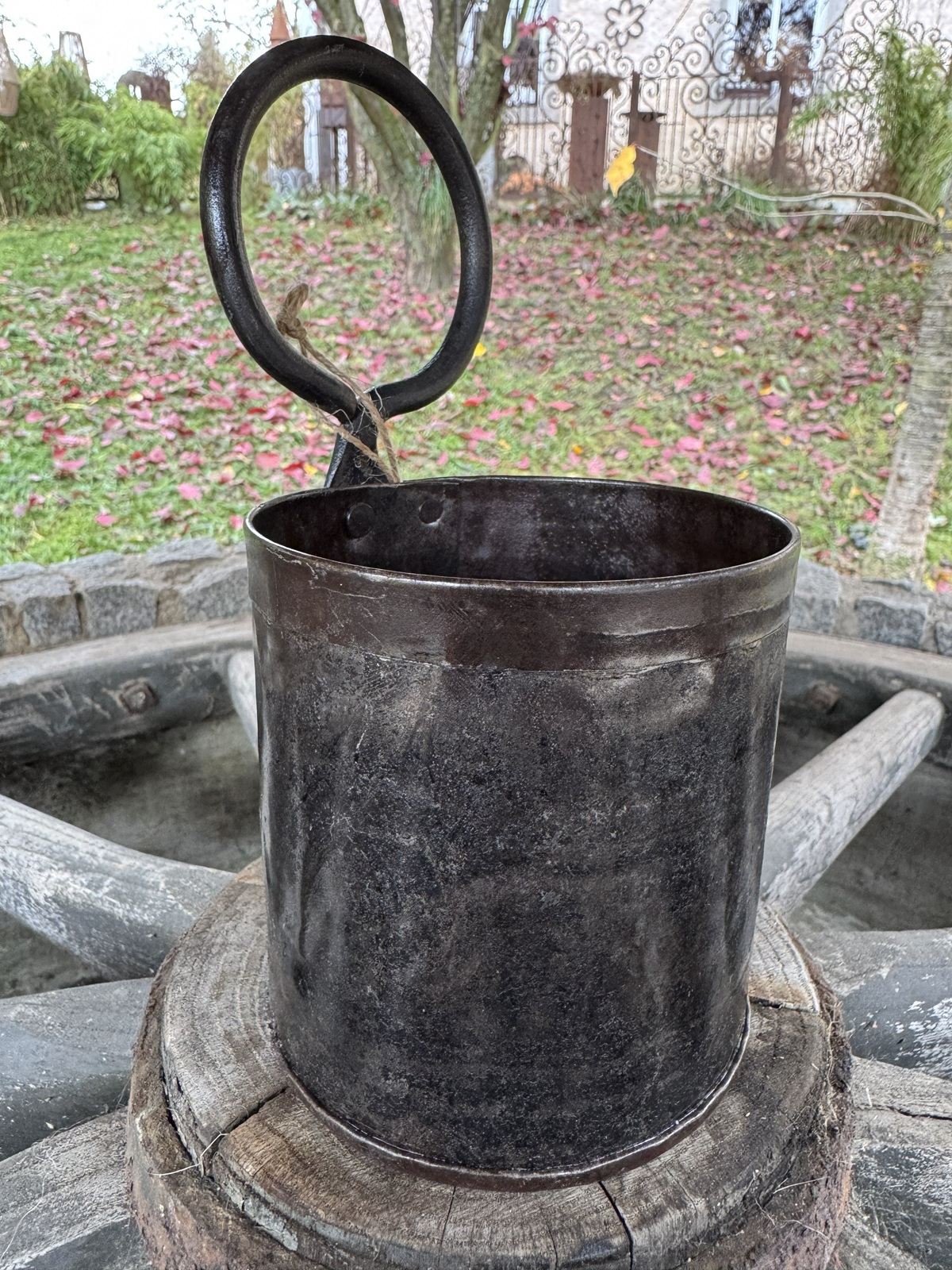Altmetall Topf dunkelbraun mit Eisenhenkel - Gesamthöhe ca. 21 cm