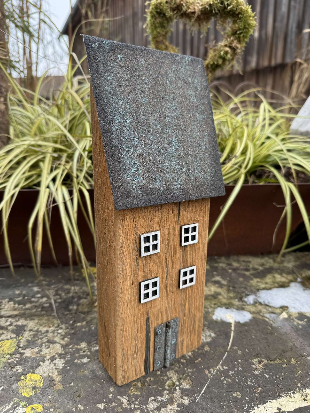 Holz Häuschen groß mit Schrägdach aus Metall angerostet - Höhe 30 cm