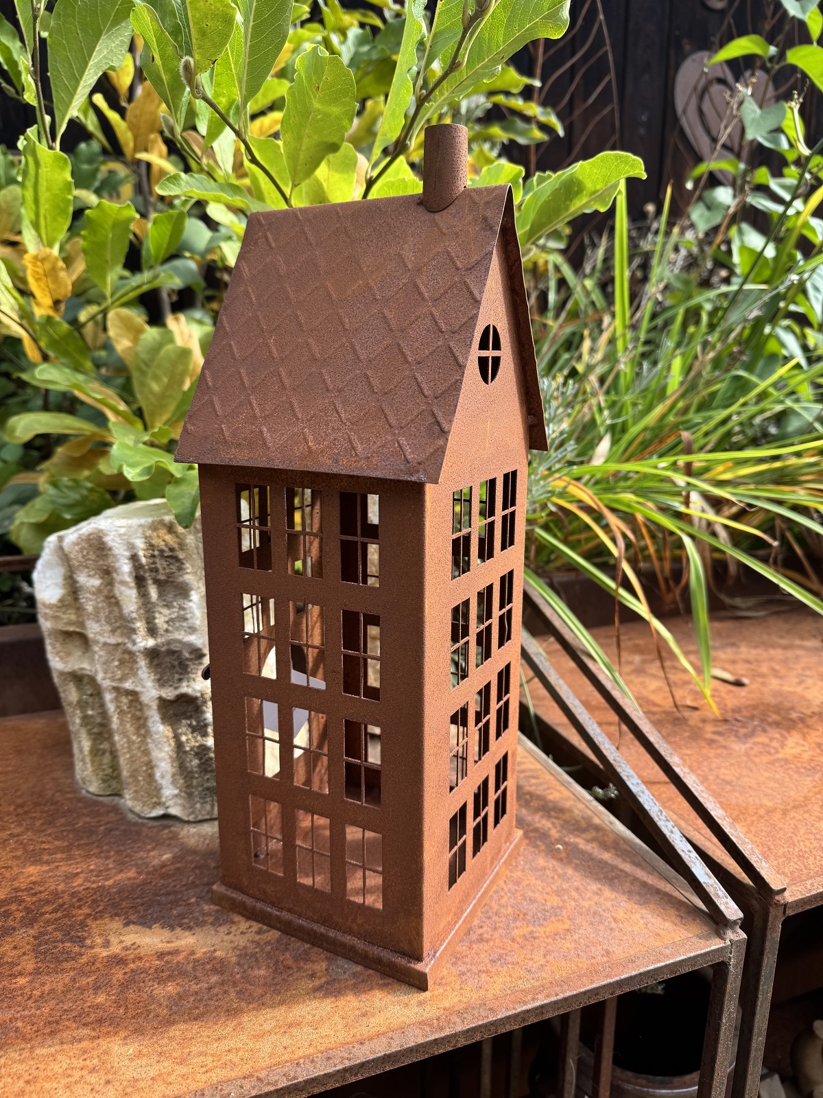Edelrost Lichthaus mit 42 Fensterausschnitten in länglicher Form - Höhe 37 cm