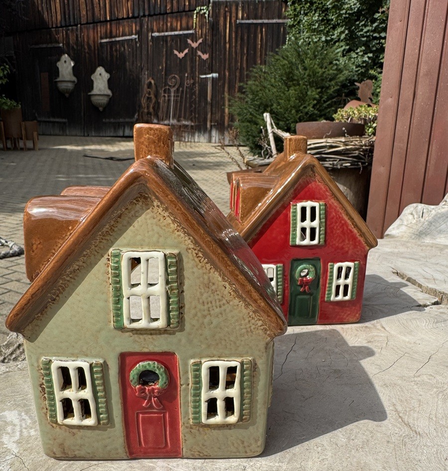 Keramik Lichthaus Waldfrieden Grünton mit roter Tür - Höhe 17,5 cm