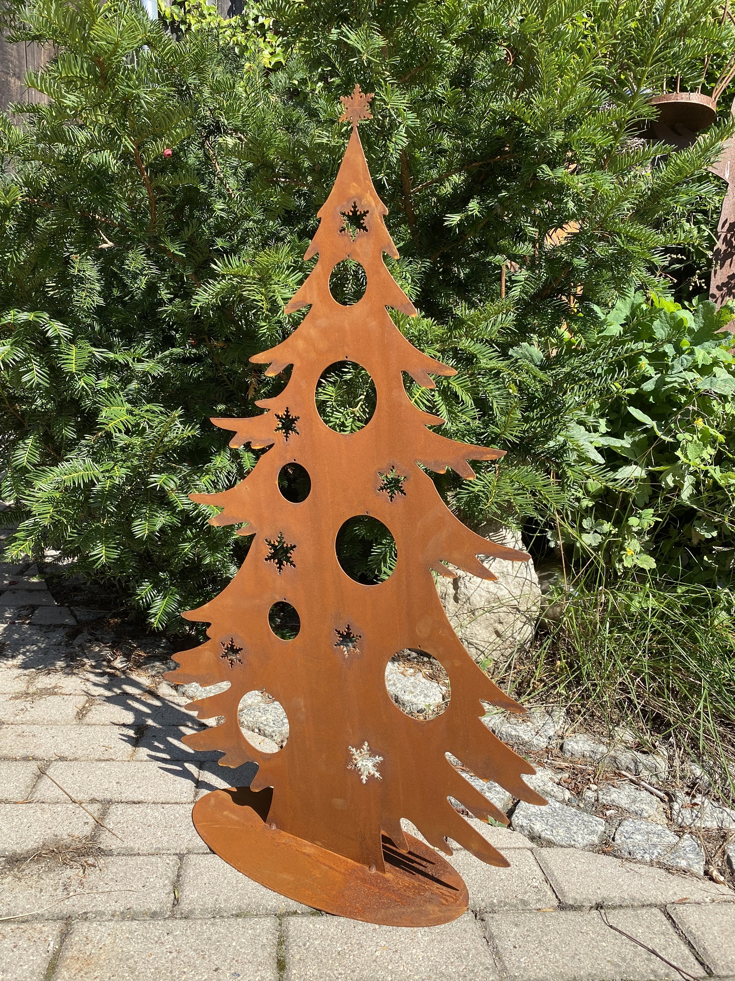 Edelrost Weihnachtsbaum klein mit Öffnungen für Kugeln - Höhe 65 cm