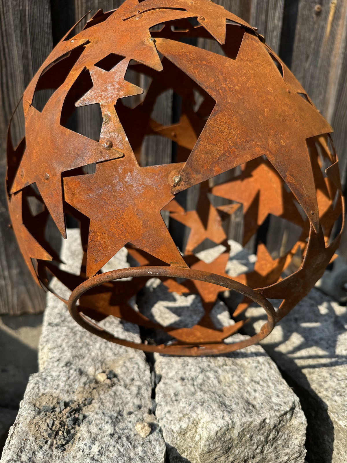 Edelrost Kugel mit Sternen und Standring - Durchmesser 30 cm