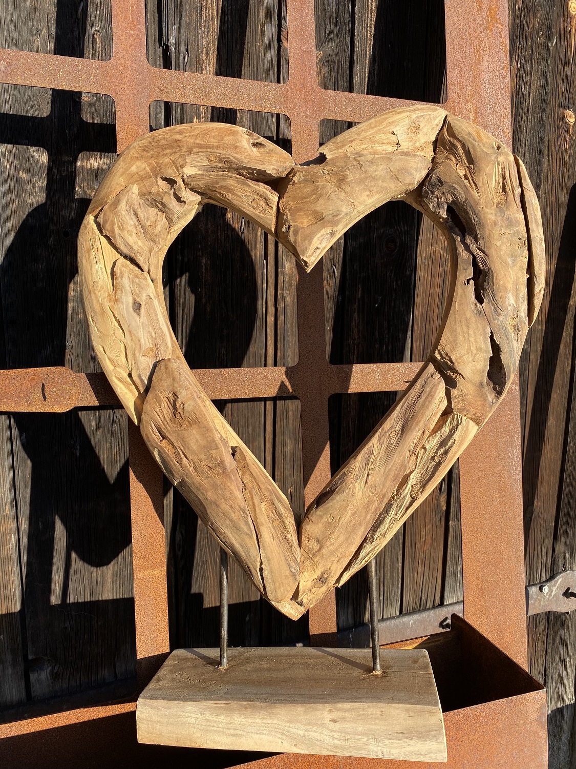 Teak Holz Herz offene Form groß auf Standplatte - Höhe 60 cm