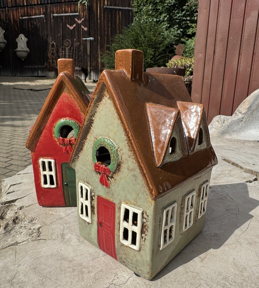 Keramik Häuschen Grünton mit Gauben und roter Haustür - Höhe 19 cm