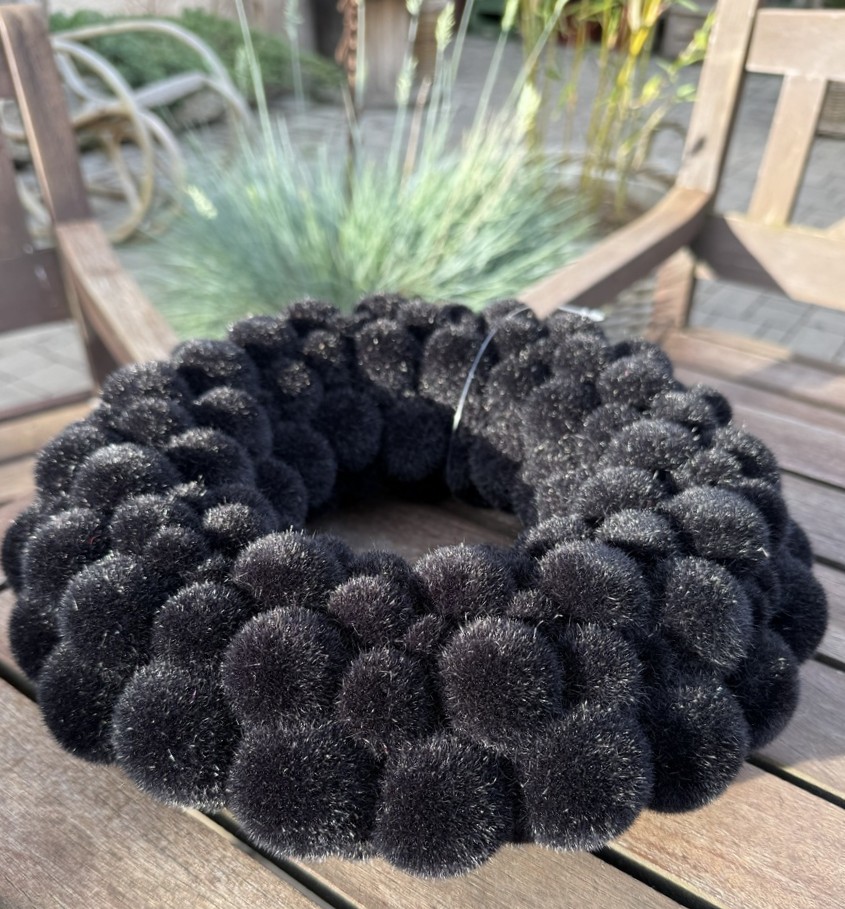 Knubbel Kranz beflockt schwarz - Durchmesser 30 cm