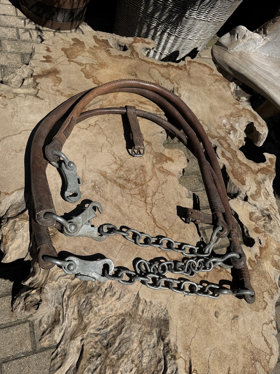 Altes Kuhhalsband für Dekorationen mit Lederband und Eisenketten