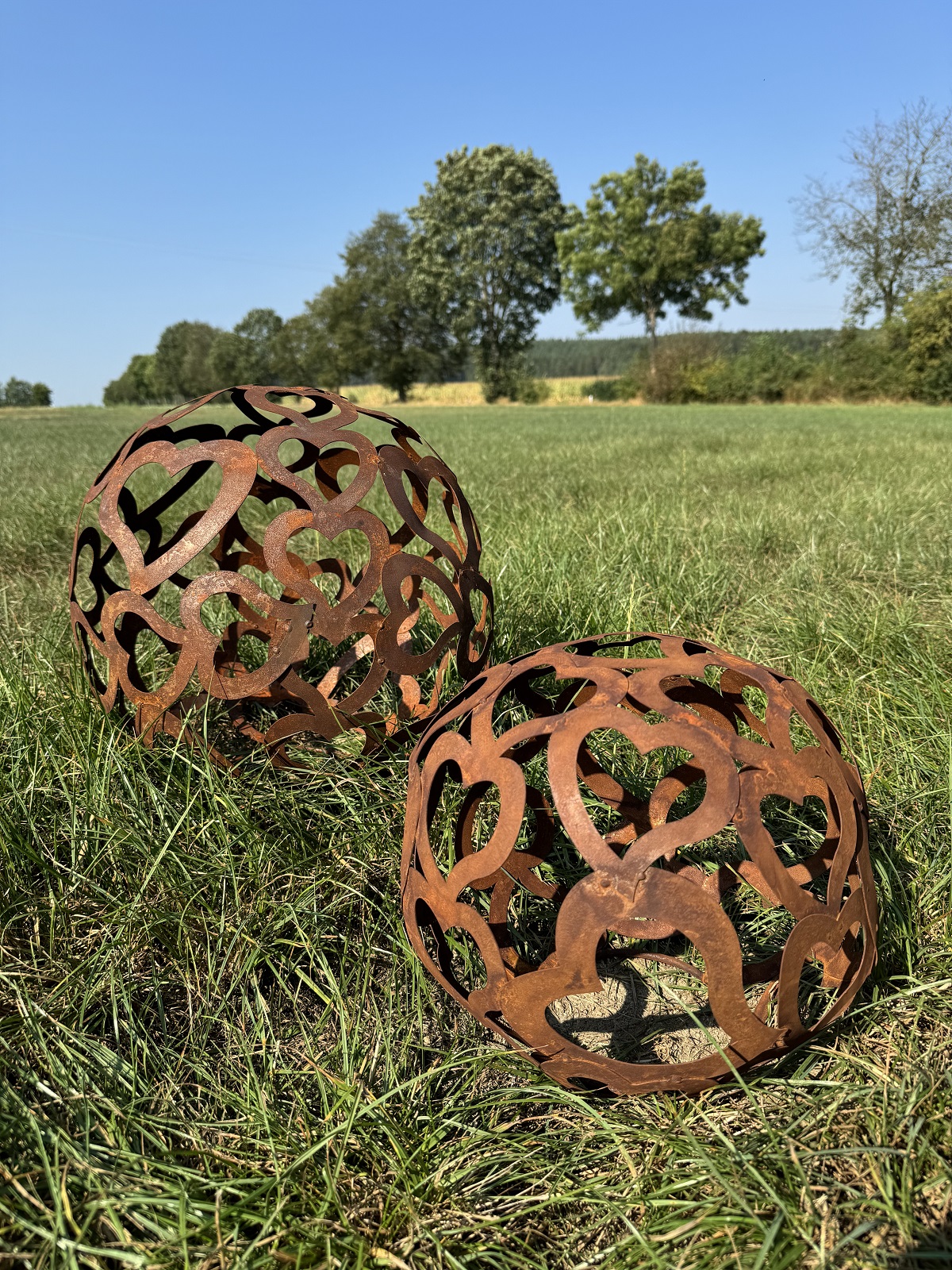 Edelrost Kugel mit Herzmotiv klein und Standring - Durchmesser 30 cm