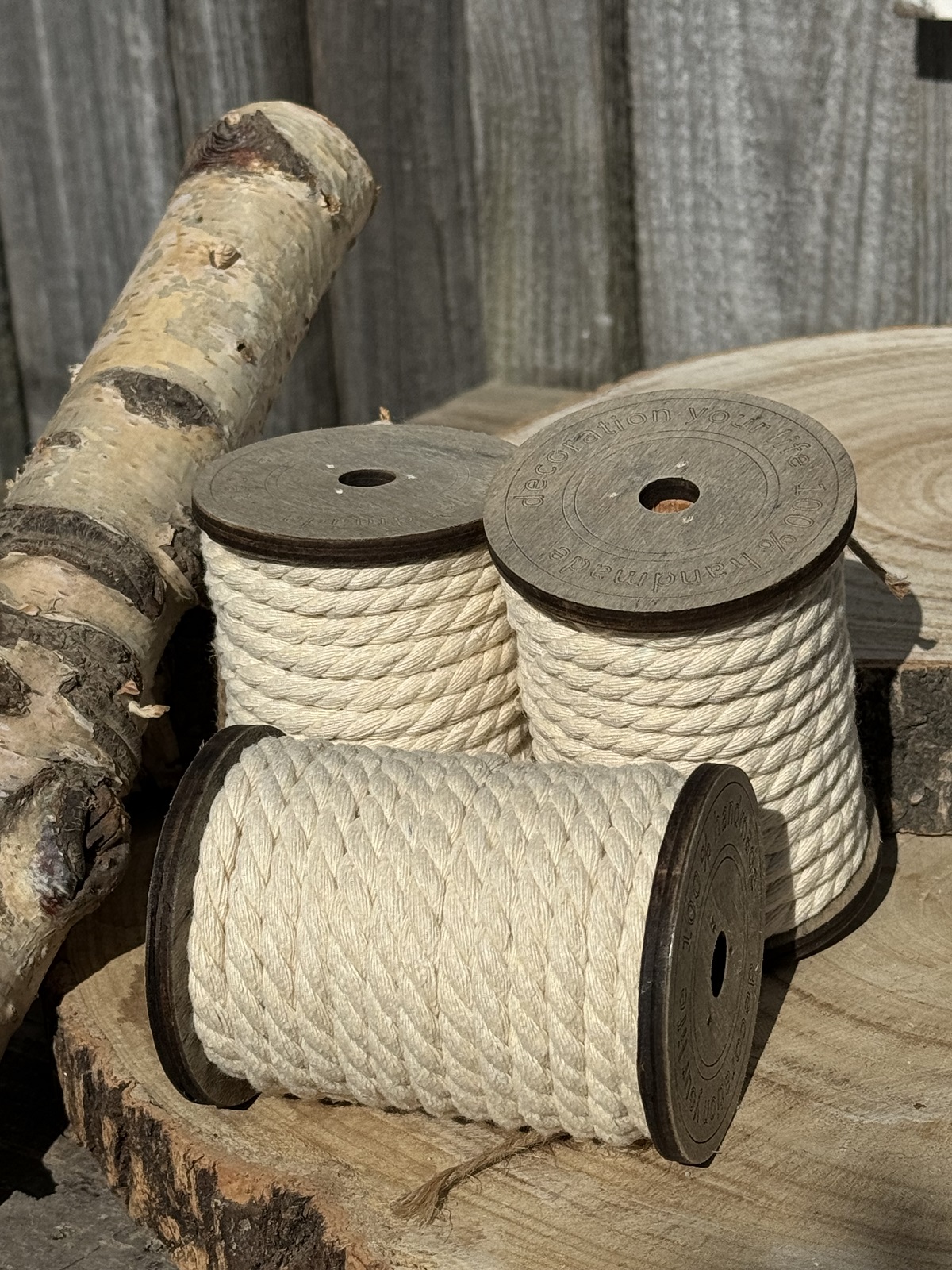 Holzspule mit Baumwollkordel schmal - Höhe 10 cm