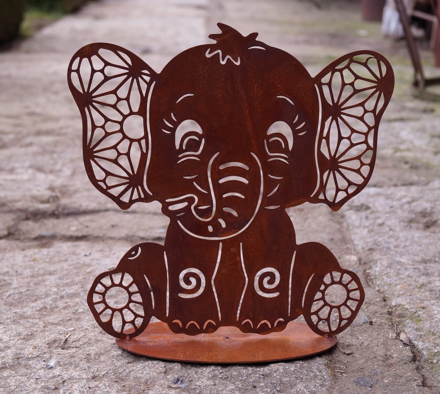 Edelrost Elefant Benjamin auf Bodenplatte - Höhe 26 cm