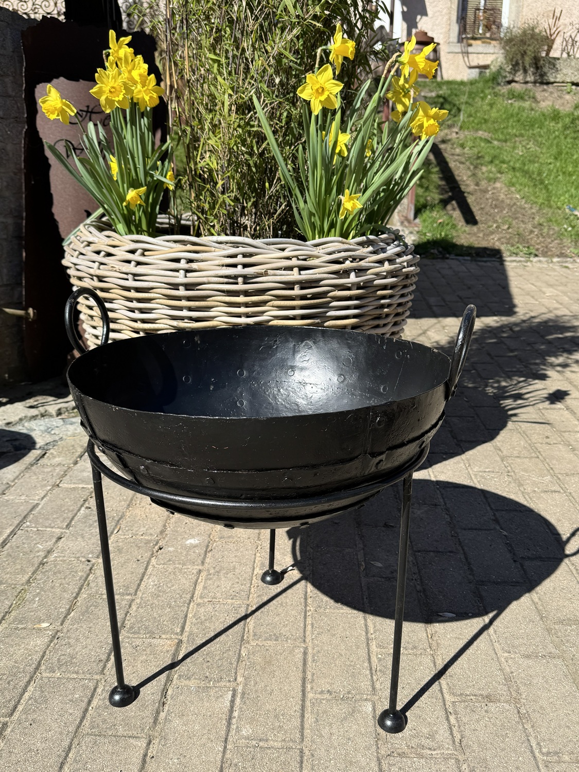 Eisen Feuer / Wasserschale schwarz groß mit Standring - Durchmesser 50 cm