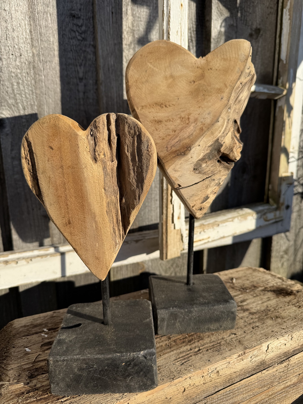 Teak Holz Herz groß auf schwarzem Sockel - Höhe 34 cm