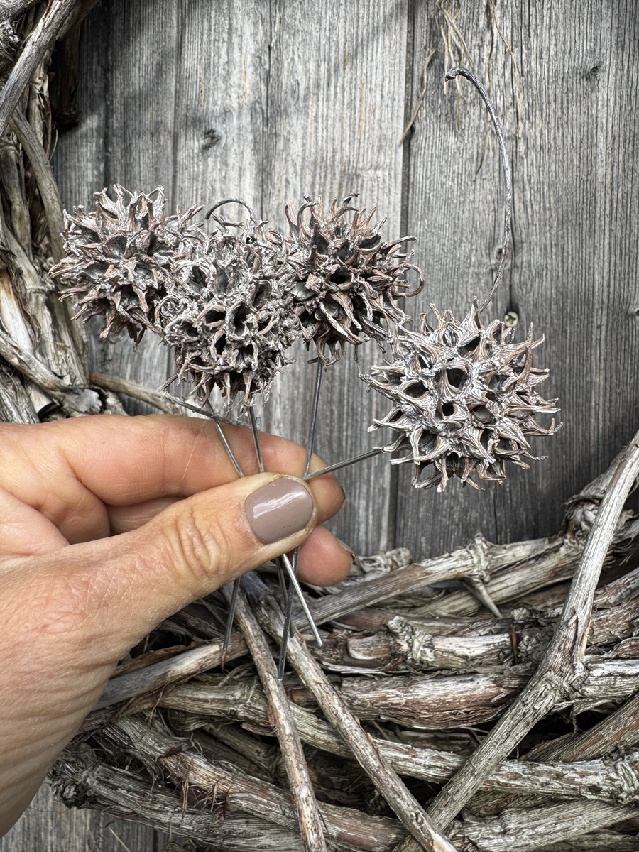 4 Amberbaum Kugeln an Draht Weiß gekalkt - Durchmesser ca. 2,5-3,5 cm