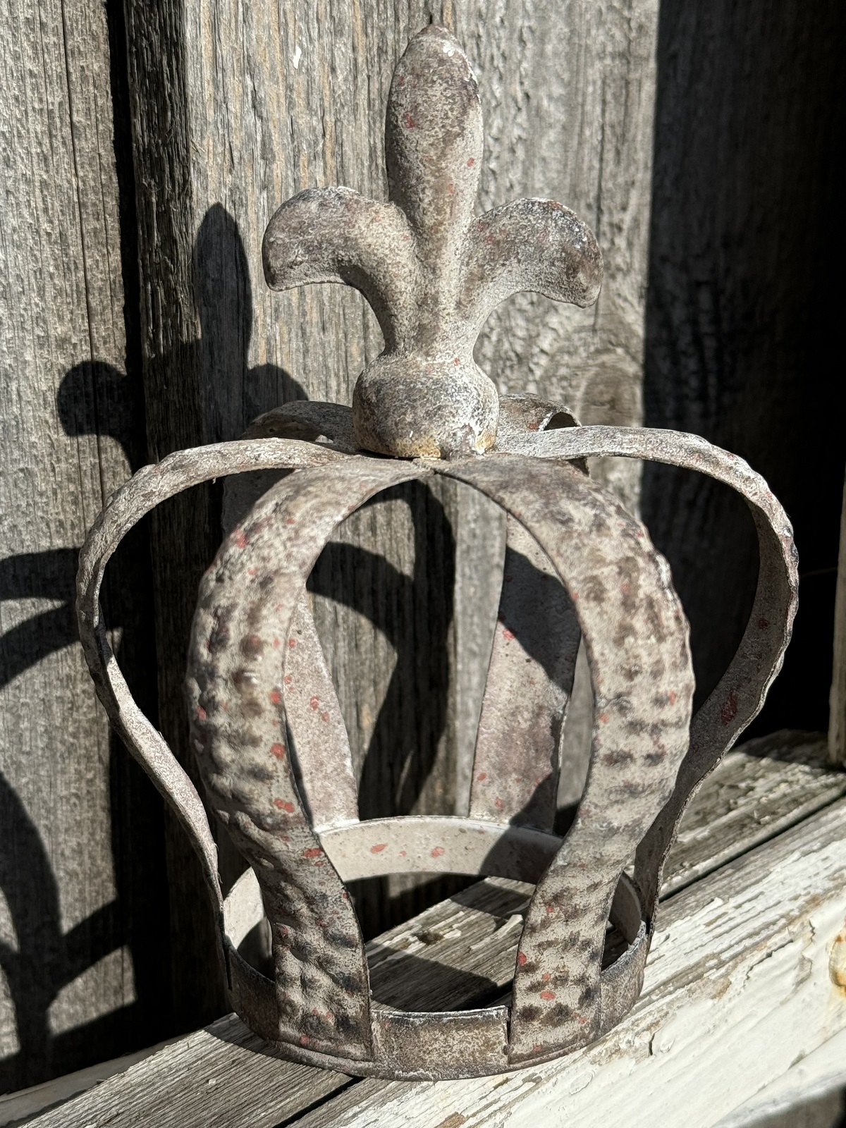 Metall Krone grau mit Lilienspitze - Höhe 16,5 cm