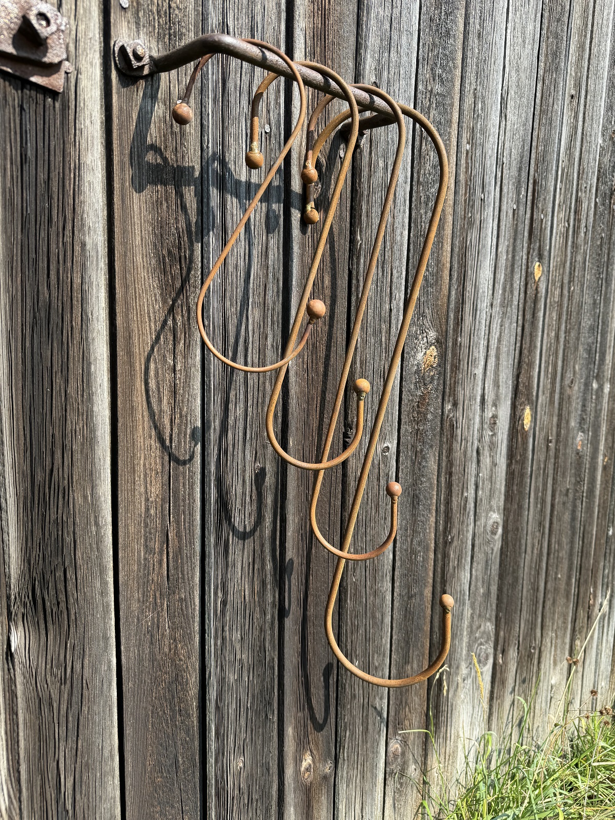 Edelrost Haken in S-Form mit Zierkugeln - Höhe 45 cm