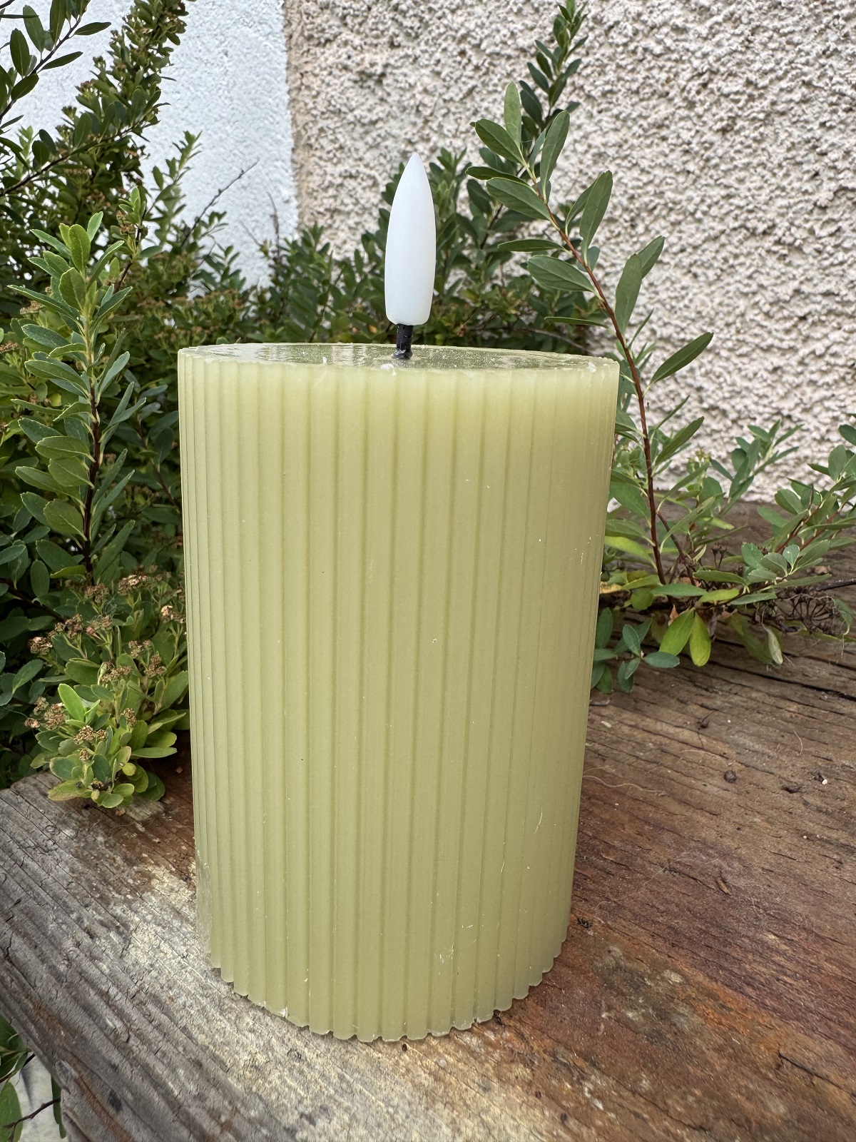 LED Echtwachs Kerze mit Rillen olivgrün - Höhe 13 cm