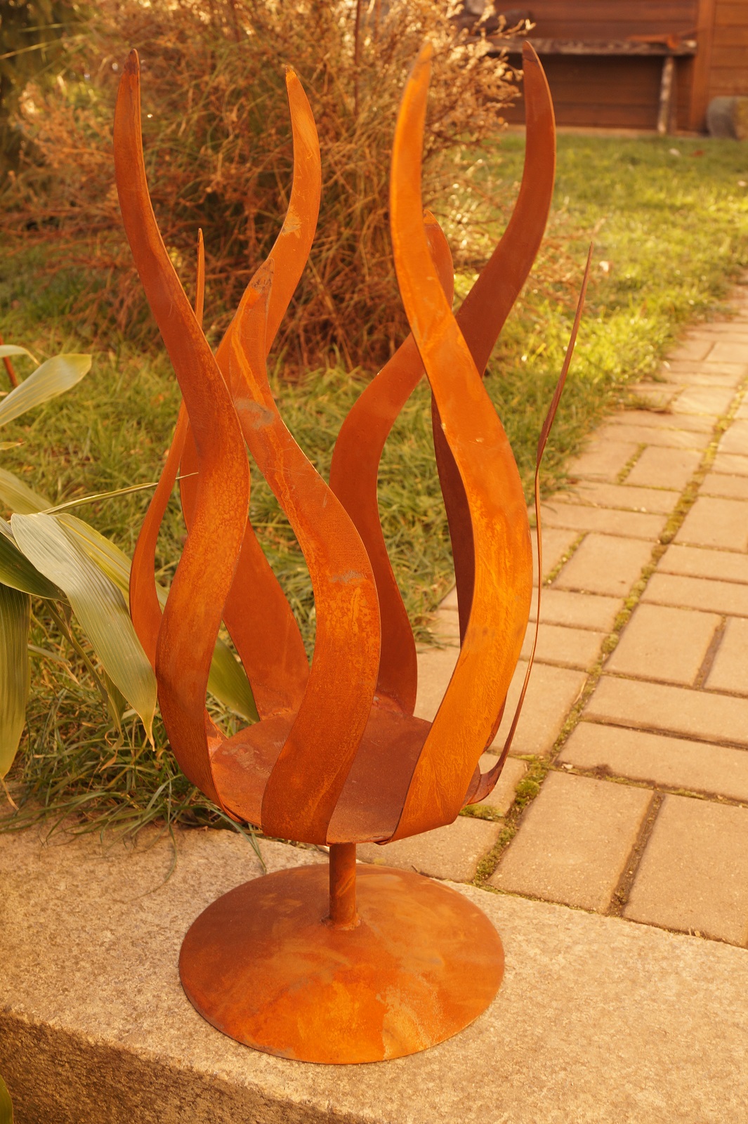 Edelrost Windlicht Flammenspiel auf Stab und Bodenplatte - Höhe ca. 45 cm