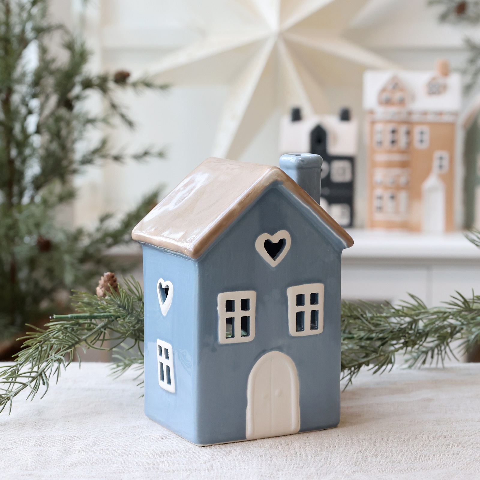 Keramik Lichthaus hellblau mit Herzchen - Höhe 18 cm