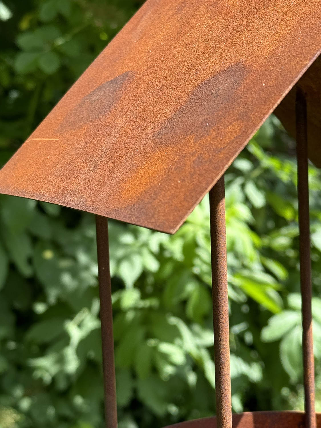 Edelrost Gartenstecker Vogelhaus eckiges Dach und runde Schale  - Höhe 149 cm