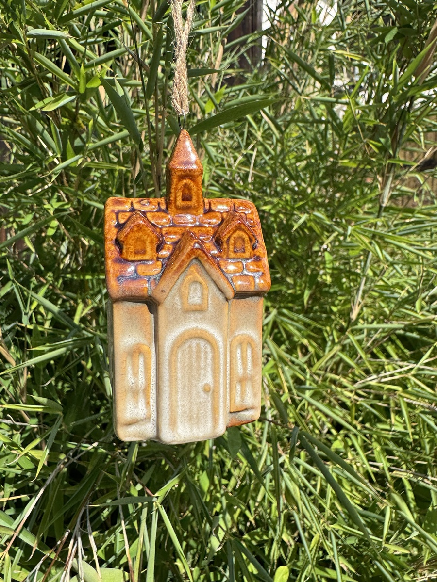 Keramik Mini Kirche naturfarben zum Hängen - Höhe 9 cm