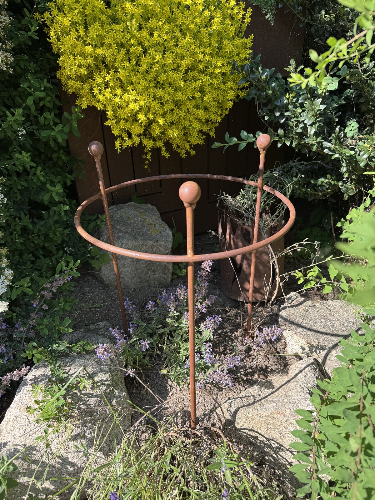 Edelrost Staudenstütze (groß) rund mit 3 Stäben - Durchmesser 40 cm
