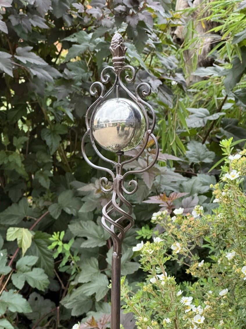 Gartenstab dunkelbraun mit Ornament und Kugel Silber - Höhe 180 cm